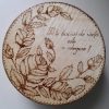 Cutie rotunda pirogravata manual cu design floral si mesaj motivational