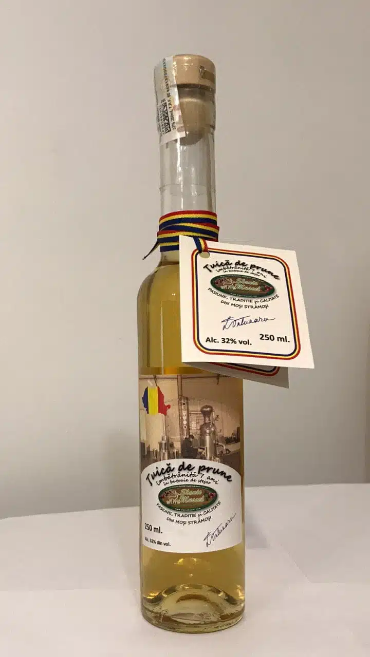 Țuică de prune îmbătrânită 7 ani în butoaie de stejar