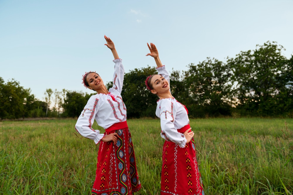 Tendințe Actuale în Moda Iilor și Rochiilor Tradiționale Produse în România