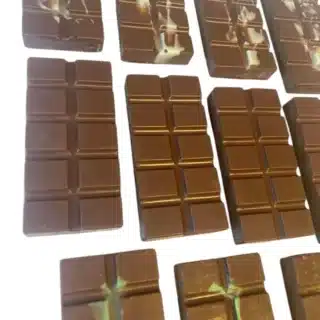 Ciocolata Dubai tableta mica cu Fistic si Kataif 50 gr este o delicatesă rafinată care îmbină gustul intens al ciocolatei cu