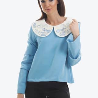 Bluza albastră din bumbac cu guler supradimensionat și broderie este alegerea perfectă pentru un look modern și confortabil.