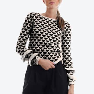 Pulover tricotat cu inimioare alb-negru, ideal pentru sezonul rece. Confortabil și elegant, acest pulover adaugă un strop de