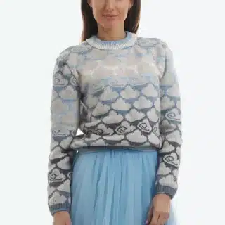 Pulover tricotat cu model nori în nuanțe de albastru, perfect pentru sezonul rece. Realizat dintr-un material moale și