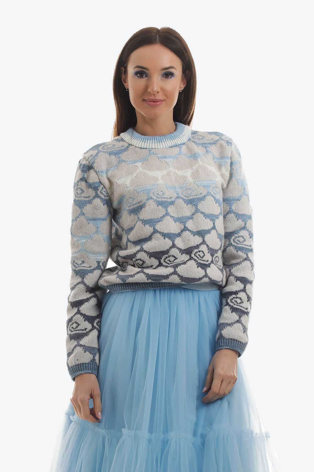 Pulover tricotat cu model nori în nuanțe de albastru, ideal pentru sezonul rece. Confortabil și elegant, acest pulover