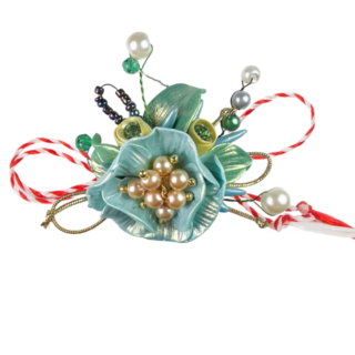 Brosa Martisor în formă de floare Model 25MBR011 este accesoriul perfect pentru a celebra primăvara. Realizată cu atenție la