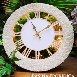Ceas Rășină Epoxidică Monocrom este un accesoriu elegant și modern, perfect pentru a adăuga un strop de stil oricărei