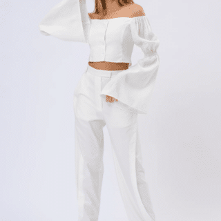 Bluza dama casual Iris Blouse este alegerea perfectă pentru un look elegant și confortabil. Realizată dintr-un material de