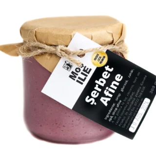 Șerbet de afine Moș Ilie este un deliciu natural, perfect pentru a răsfăța papilele gustative. Fabricat din afine proaspete,