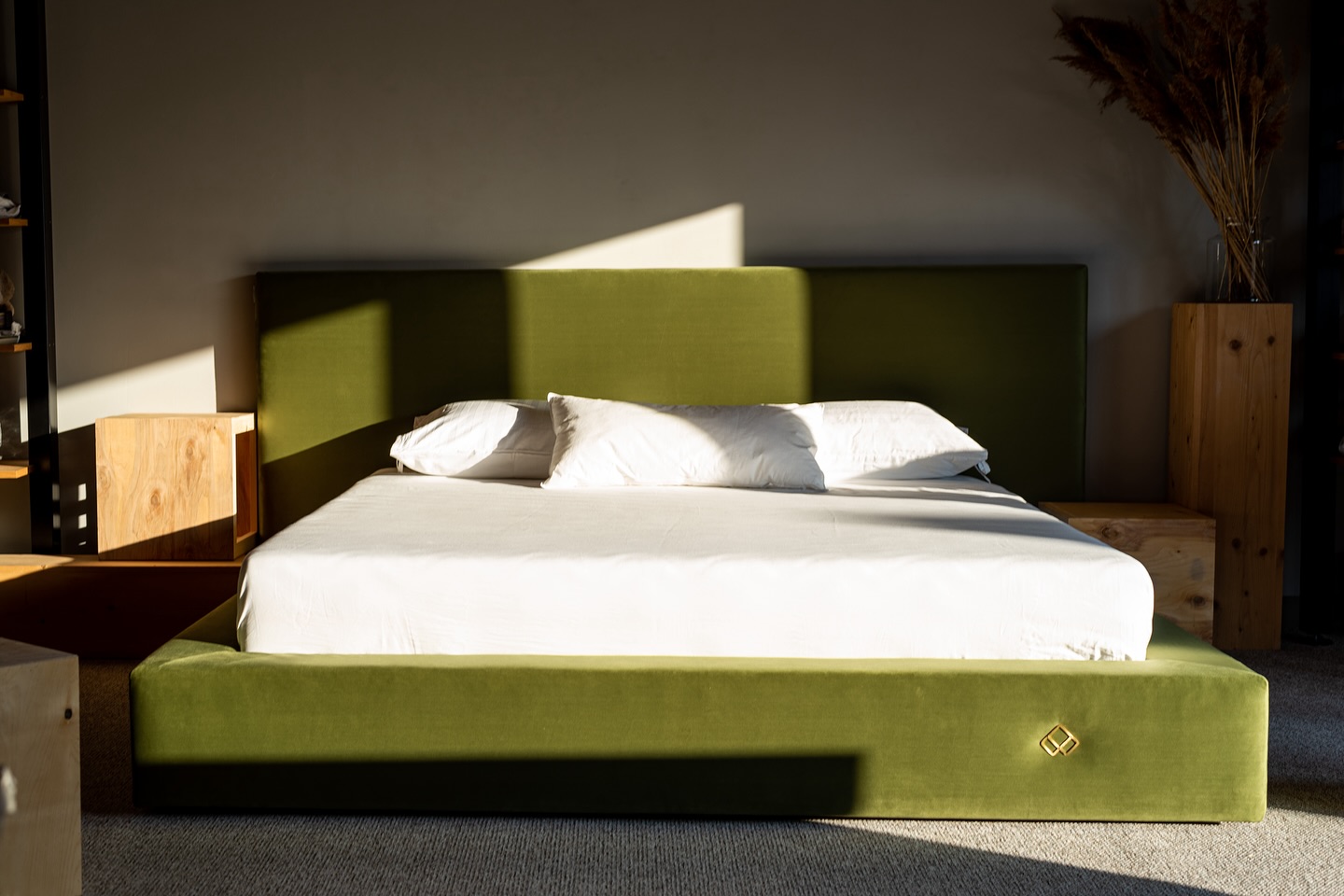 Visuri cu paturi din lemn masiv pentru vise mai frumoase. Descoperă LUISS!