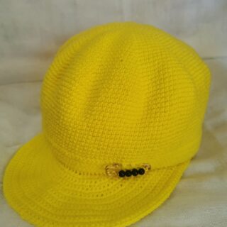 Caciula crosetata cu cozoroc